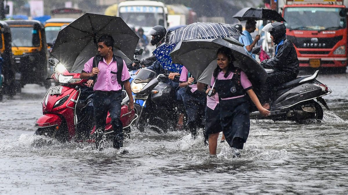मुंबई में मूसलाधार बारिश का कहर: 17 उड़ानें रद्द, 200 से अधिक फ्लाइट्स लेट, एयरलाइंस ने जारी की एडवाइजरी